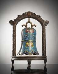 Cloisonné-Glocke im archaischen Stil mit großen 'Taotie' dekoriert, partiell feuervergoldet, Holzstand