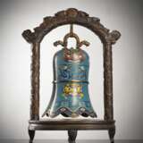 Cloisonné-Glocke im archaischen Stil mit großen 'Taotie' dekoriert, partiell feuervergoldet, Holzstand - photo 1