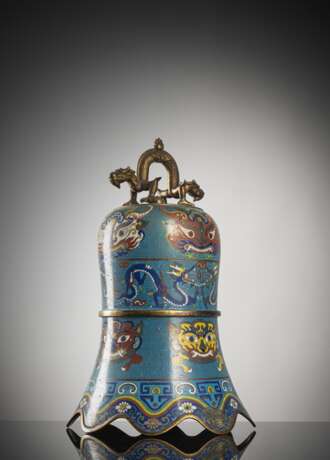 Cloisonné-Glocke im archaischen Stil mit großen 'Taotie' dekoriert, partiell feuervergoldet, Holzstand - Foto 2