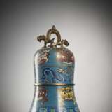Cloisonné-Glocke im archaischen Stil mit großen 'Taotie' dekoriert, partiell feuervergoldet, Holzstand - photo 2