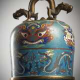 Cloisonné-Glocke im archaischen Stil mit großen 'Taotie' dekoriert, partiell feuervergoldet, Holzstand - Foto 3
