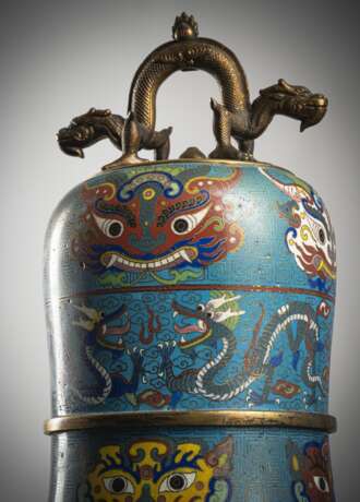 Cloisonné-Glocke im archaischen Stil mit großen 'Taotie' dekoriert, partiell feuervergoldet, Holzstand - фото 3