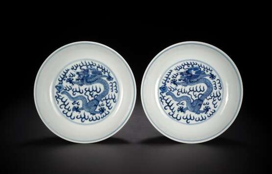 Paar unterglasurblaue Drachenteller aus Porzellan - фото 1