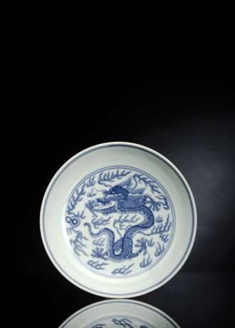 Unterglasurblauer Drachenteller aus Porzellan - фото 1
