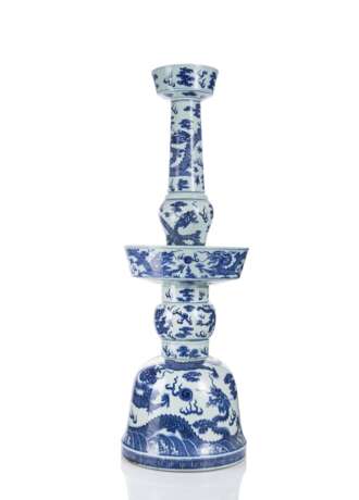 Seltener sehr großer kaiserlicher Kerzenhalter aus Porzellan mit unterglasurblauem Dekor von fünfklauigen Drachen - photo 1