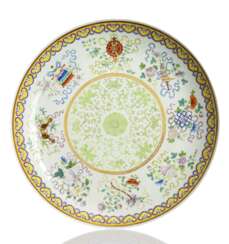 Großer Teller aus Porzellan mit 'Famille rose'-Dekor der acht Kostbarkeiten 'bajixiang'