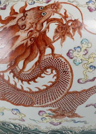 Großer und feiner Cachepot aus Porzellan mit Drachendekor - photo 5