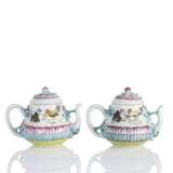 Paar 'Famille rose'-Teekannen mit Hühnerdekor aus Porzellan mit Blattrelief - фото 1