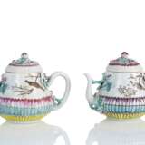 Paar 'Famille rose'-Teekannen mit Hühnerdekor aus Porzellan mit Blattrelief - фото 2