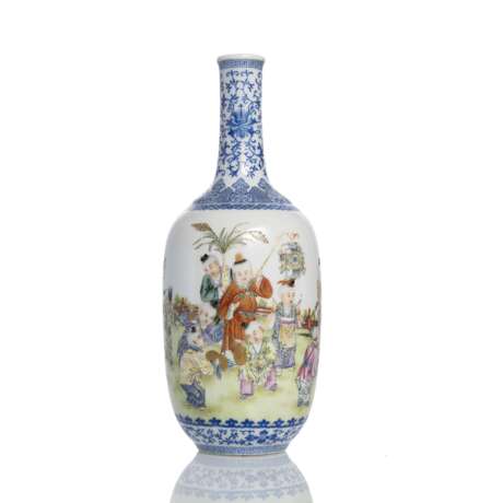 'Famille rose'-Vase mit spielenden Knaben am Hals und Stand mit blauem Email-Dekor - Foto 1