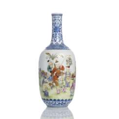 'Famille rose'-Vase mit spielenden Knaben am Hals und Stand mit blauem Email-Dekor