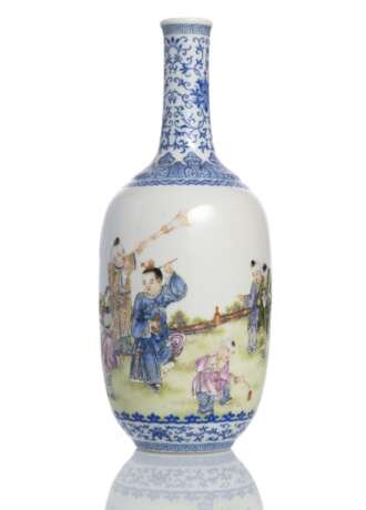 'Famille rose'-Vase mit spielenden Knaben am Hals und Stand mit blauem Email-Dekor - photo 2