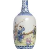 'Famille rose'-Vase mit spielenden Knaben am Hals und Stand mit blauem Email-Dekor - Foto 2