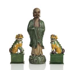 Paar 'sancai'-farben glasierte buddhistische Löwen und ein Luohan aus Tonware