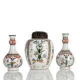 Zwei Flaschenvasen und eine Deckelvase aus Porzellan mit 'Famille verte'-Figuren- und -Antiquitätendekor - фото 1