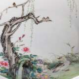 Feiner 'Famille rose'-Teller aus Eierschalen-Porzellan mit Blüten, Felsen und Gänsen - фото 4