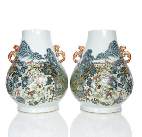 Paar 'Hu'-förmige Vasen mit Dekor von hundert Rehen - photo 1