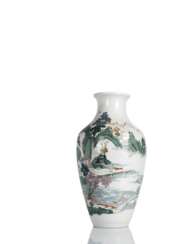 Feine 'Famille rose'-Vase mit Landschaftsdekor und Figurenszene