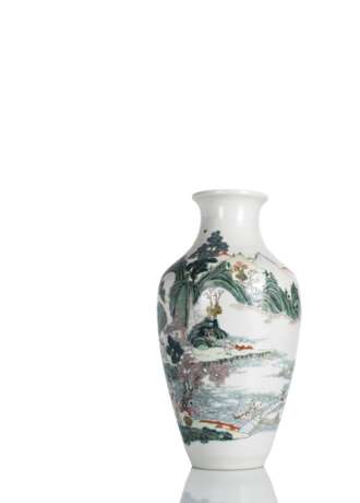Feine 'Famille rose'-Vase mit Landschaftsdekor und Figurenszene - photo 1