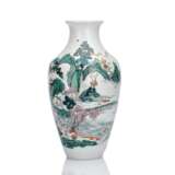 Feine 'Famille rose'-Vase mit Landschaftsdekor und Figurenszene - фото 4