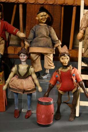 24 Diverse Teile seltener Spielzeug "Zirkus", Herst.: Albert Schoenhut, Philadelphia um 1910, bestehend aus: 1 bemalter und beklebter Holz Raubtierwagen mit Bleisiegel (30x60x19,5cm, 1 Tür fehlt), 8 Artisten Gl… - фото 23