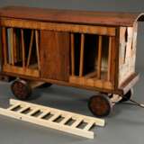 24 Diverse Teile seltener Spielzeug "Zirkus", Herst.: Albert Schoenhut, Philadelphia um 1910, bestehend aus: 1 bemalter und beklebter Holz Raubtierwagen mit Bleisiegel (30x60x19,5cm, 1 Tür fehlt), 8 Artisten Gl… - фото 12