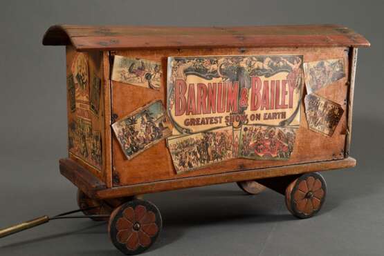 24 Diverse Teile seltener Spielzeug "Zirkus", Herst.: Albert Schoenhut, Philadelphia um 1910, bestehend aus: 1 bemalter und beklebter Holz Raubtierwagen mit Bleisiegel (30x60x19,5cm, 1 Tür fehlt), 8 Artisten Gl… - photo 14