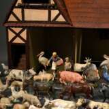 Kinderspielzeug "Bauernhof", um 1920/1930, bestehend aus: farbig lackiertes Stallgebäude mit Walmdach (25,5x50x27,5cm) und diversen Elastolin und Lanolin Figuren und Tieren (u.a. Federvieh, Kühe, Ziegen, Schafe… - photo 1