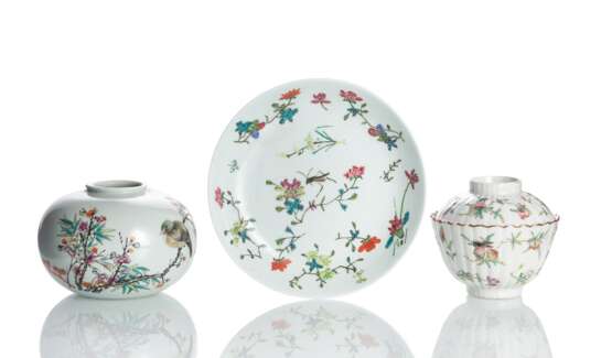 Drei ‚Famille rose‘-Porzellane: Deckelschale, Teller und Vase mit Vogel-Blütenzweig-Dekor - фото 1