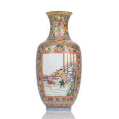 Kleine Balustervase aus Eierschalenporzellan mit 'Famille rose'-Figuren- und 'Millefleurs'-Dekor von spielenden Knaben