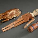 3 Diverse Teile altes Grödner Spielzeug, 19.Jh.: liegender Löwe (L. 16,5cm) und zwei diverse Docken (H. 12,5/26,7cm), Nadelholz farbig gefasst, bespielt - фото 6