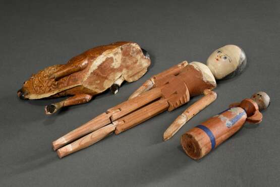 3 Diverse Teile altes Grödner Spielzeug, 19.Jh.: liegender Löwe (L. 16,5cm) und zwei diverse Docken (H. 12,5/26,7cm), Nadelholz farbig gefasst, bespielt - Foto 6