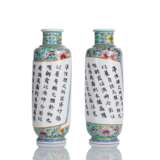 Paar zylindrische Vasen aus Porzellan mit 'Famille rose'-Dekor und Gedichtaufschrift in Form einer Schriftrolle - Foto 1