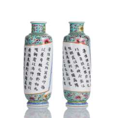 Paar zylindrische Vasen aus Porzellan mit 'Famille rose'-Dekor und Gedichtaufschrift in Form einer Schriftrolle