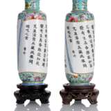 Paar zylindrische Vasen aus Porzellan mit 'Famille rose'-Dekor und Gedichtaufschrift in Form einer Schriftrolle - Foto 2