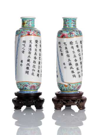 Paar zylindrische Vasen aus Porzellan mit 'Famille rose'-Dekor und Gedichtaufschrift in Form einer Schriftrolle - photo 2