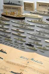 66 Wiking-Schiffsmodelle, z.T. in Originalschachtel, bestehend aus: 15 Modellboote (3x &quot;Gneisenau Scharnhorst&quot;, 2x &quot;K. Kreutzer&quot;, &quot;Wilhelm Gustloff&quot;, &quot;Leipzig&quot;, &quot;Tsingtau&quot…