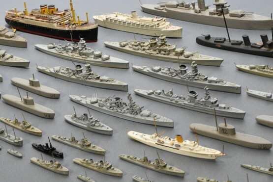 66 Wiking-Schiffsmodelle, z.T. in Originalschachtel, bestehend aus: 15 Modellboote (3x "Gneisenau Scharnhorst", 2x "K. Kreutzer", "Wilhelm Gustloff", "Leipzig", "Tsingtau&quot… - Foto 2