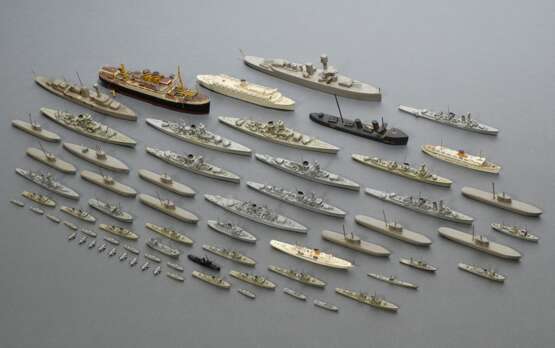 66 Wiking-Schiffsmodelle, z.T. in Originalschachtel, bestehend aus: 15 Modellboote (3x "Gneisenau Scharnhorst", 2x "K. Kreutzer", "Wilhelm Gustloff", "Leipzig", "Tsingtau&quot… - Foto 3