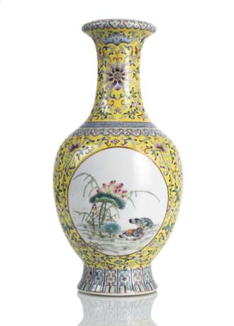 Gelbgrundige Vase aus Porzellan mit polychromem Dekor von Szenen mit Mandarin-Enten und Blüten - Foto 1
