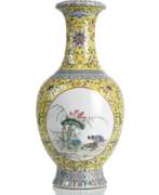 Обзор. Gelbgrundige Vase aus Porzellan mit polychromem Dekor von Szenen mit Mandarin-Enten und Blüten