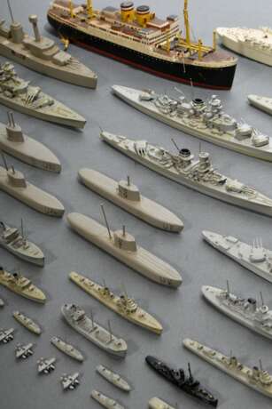 66 Wiking-Schiffsmodelle, z.T. in Originalschachtel, bestehend aus: 15 Modellboote (3x "Gneisenau Scharnhorst", 2x "K. Kreutzer", "Wilhelm Gustloff", "Leipzig", "Tsingtau&quot… - Foto 4