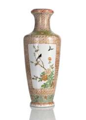 Feine Vase aus Porzellan mti Dekor von Blütenzweigen und Vögeln auf gemusterten Fond in Eisenrot und Gold