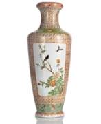 Обзор. Feine Vase aus Porzellan mti Dekor von Blütenzweigen und Vögeln auf gemusterten Fond in Eisenrot und Gold