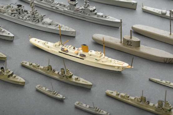 66 Wiking-Schiffsmodelle, z.T. in Originalschachtel, bestehend aus: 15 Modellboote (3x "Gneisenau Scharnhorst", 2x "K. Kreutzer", "Wilhelm Gustloff", "Leipzig", "Tsingtau&quot… - Foto 8