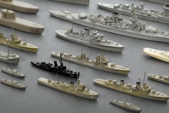 66 Wiking-Schiffsmodelle, z.T. in Originalschachtel, bestehend aus: 15 Modellboote (3x "Gneisenau Scharnhorst", 2x "K. Kreutzer", "Wilhelm Gustloff", "Leipzig", "Tsingtau&quot… - Foto 9