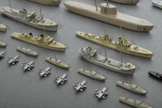 66 Wiking-Schiffsmodelle, z.T. in Originalschachtel, bestehend aus: 15 Modellboote (3x "Gneisenau Scharnhorst", 2x "K. Kreutzer", "Wilhelm Gustloff", "Leipzig", "Tsingtau&quot… - Foto 10
