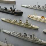 66 Wiking-Schiffsmodelle, z.T. in Originalschachtel, bestehend aus: 15 Modellboote (3x "Gneisenau Scharnhorst", 2x "K. Kreutzer", "Wilhelm Gustloff", "Leipzig", "Tsingtau&quot… - photo 14