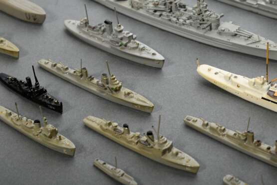 66 Wiking-Schiffsmodelle, z.T. in Originalschachtel, bestehend aus: 15 Modellboote (3x "Gneisenau Scharnhorst", 2x "K. Kreutzer", "Wilhelm Gustloff", "Leipzig", "Tsingtau&quot… - Foto 15