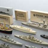 66 Wiking-Schiffsmodelle, z.T. in Originalschachtel, bestehend aus: 15 Modellboote (3x "Gneisenau Scharnhorst", 2x "K. Kreutzer", "Wilhelm Gustloff", "Leipzig", "Tsingtau&quot… - Foto 17